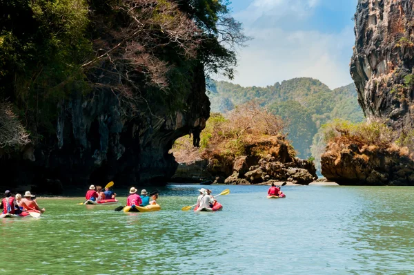 Touristen beim Kanufahren auf der Insel Hong, Phang Nga Bay — Stockfoto