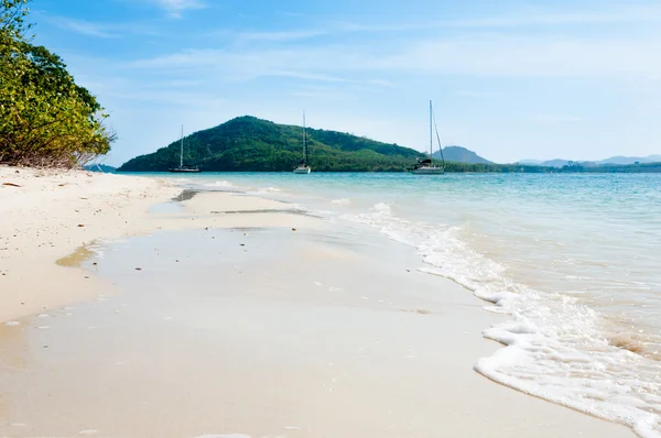 Beyaz kum plaj Rang Yai Adası'nda