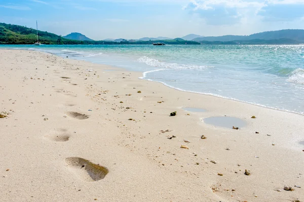 Ayak izleri güneşli bir plaj