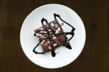 Bademli Kek pasta beyaz bir plaka üzerinde