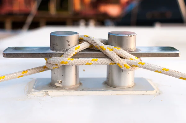 White and yellow stripe rope on the belay — Stock Photo, Image