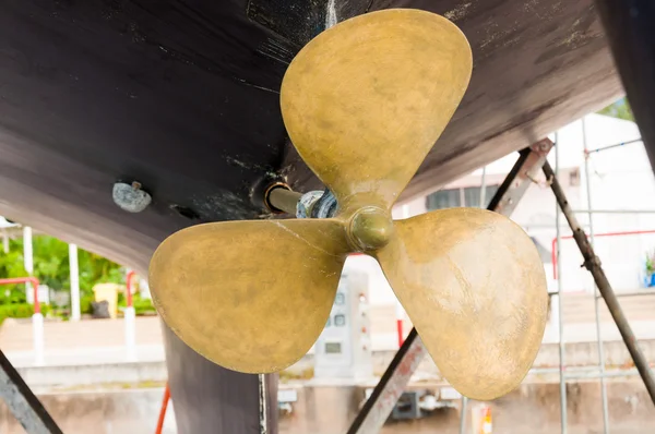 Old brass ship propeller at the shipyard — Stock Photo, Image