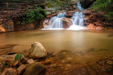 Kayalar ile uzun pozlama şelale