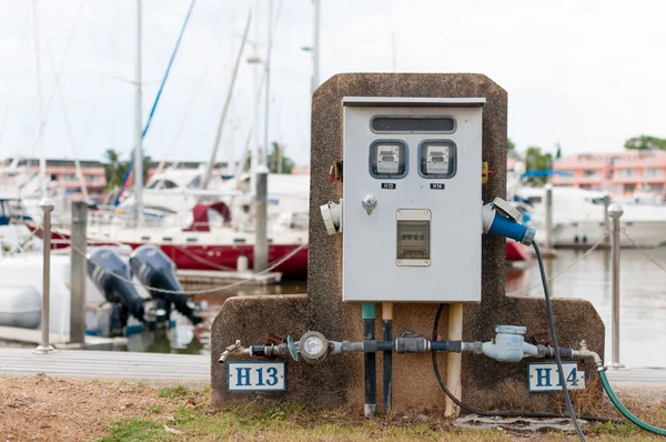 Služby, dodávky energie na marina — Stock fotografie