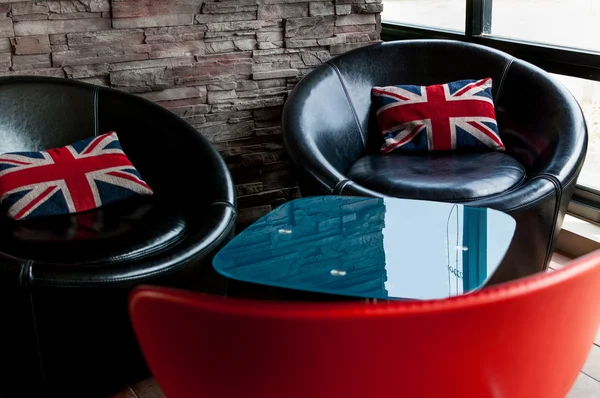 Krzesła czarny z Union Jack poduszki — Zdjęcie stockowe