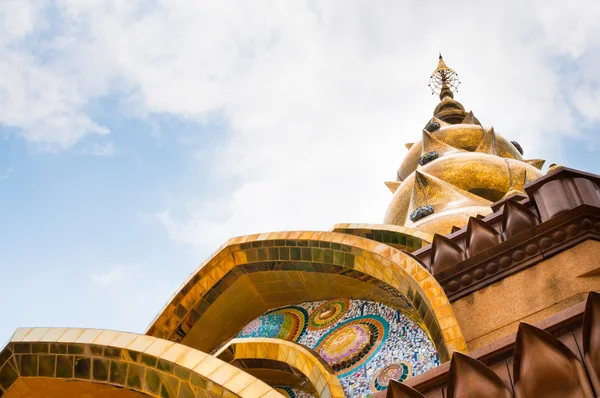 Golden pagoda with mosaic tile in Petchabun, Thailand — Stock Photo, Image