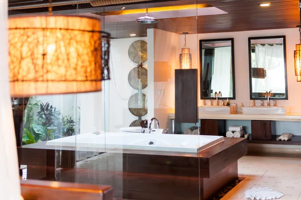 Çağdaş banyo tarzı ile duş