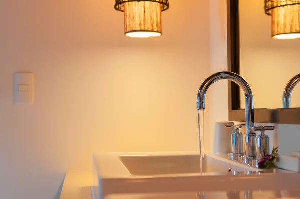 Banyoda akan su ile açık musluk