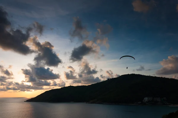 Pôr do sol com parapente no céu — Fotografia de Stock