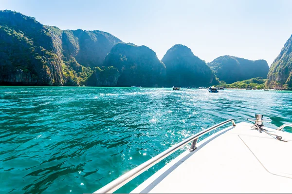 Baot heading to Maya bay in a sunshine day — Stock Photo, Image