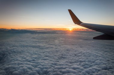 uçak penceresinden gündoğumu görünümü