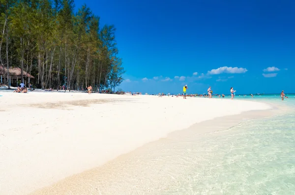 Phi Phi, Tayland gezisi sırasında sahilde insanlar zevk