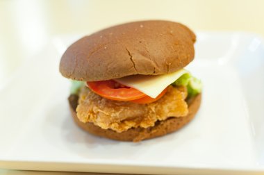 sağlıksız kızarmış tavuk peynirli burger