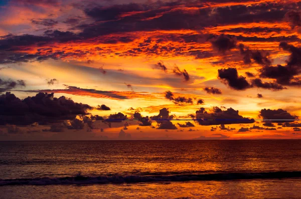 Nuvens de redemoinho coloridas e céu após o pôr do sol. Um belo vermelho e — Fotografia de Stock