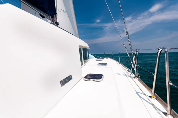 Yacht deck, sailing ahead to destination — Stock Photo, Image