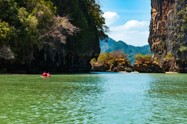 Big limestone rocks and tourists canoeing in Phang nga bay, Thai — Stock Photo, Image