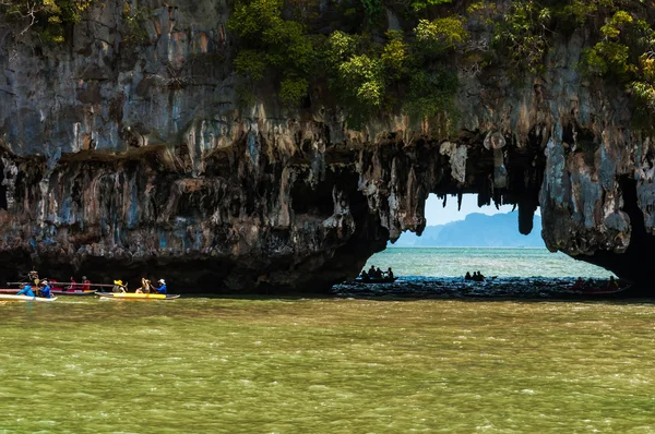 Туристы посещают известняковые пещеры на островах Tham lo — стоковое фото