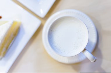 Bir masada sıcak süt beyaz fincan