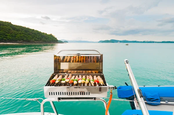 Teknede mangal. Lüks tekne partisi olan Phuket, Thaialn — Stok fotoğraf