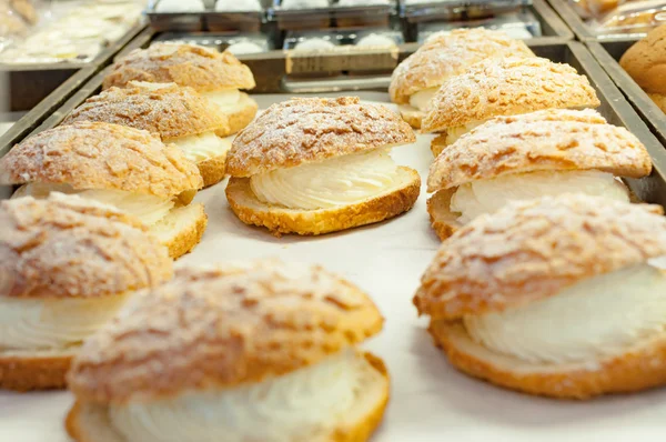Choux krem soboro tatlı bir ekmek dükkanda