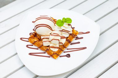 Dondurma waffle muz çikolata sosu ve nane yaprağı dekor