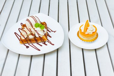 2 tatlılar buz gözleme muz çikolata sosu ve oran ile krem