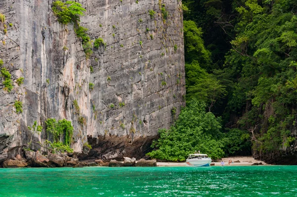 Großer Granitfelsen mit kleinem Strand und Bootsanlegestelle am Hidd — Stockfoto