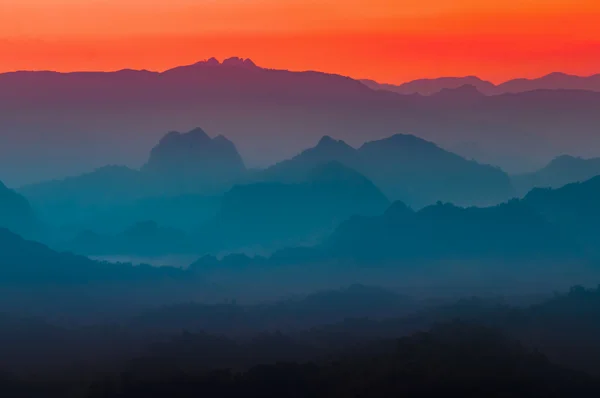 실루엣 산과 하늘에 황혼의 화려한 멀티 색상 — 스톡 사진