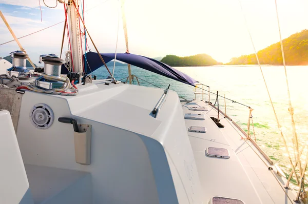 Bateau catamaran naviguant sur une petite île pendant l'heure du coucher du soleil — Photo