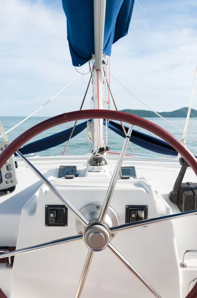 Yat direksiyon simidi ve denetleyicileri, lüks hayatta seyahat