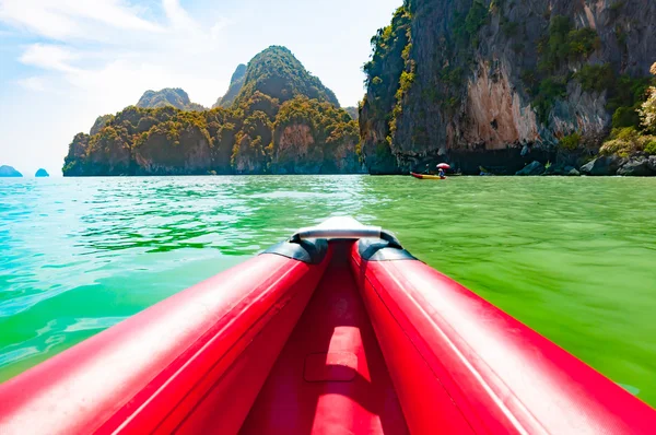 Canoeing in Phang nga bay along the large limestone rocks, Thail — Stock Photo, Image
