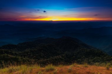 Thule Mountain, T tepe üzerinde dramatik renkli doğal günbatımı