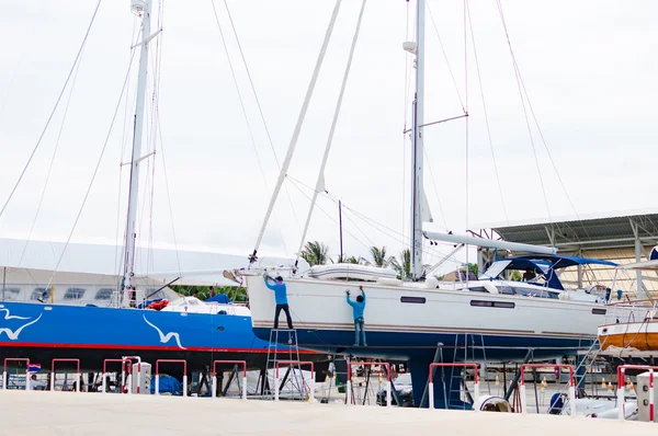 Lyxiga segelbåt på en underhåll process i ett skeppsvarv — Stockfoto