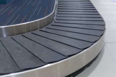 Seçici odak, Havaalanı salonda boş Bagaj atlıkarınca