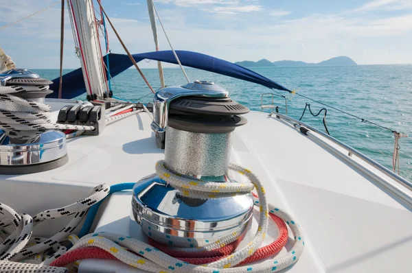 Yelkenli vinç ve ip closeup katamaran yat ayrıntı. Yatçılık