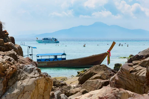 Barco de cauda longa tradicional atracando em frente à praia em Phi P — Fotografia de Stock