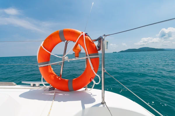 Bir emanet için hazırlanıyor Yatlar üzerinde turuncu lifebuoy — Stok fotoğraf