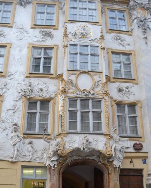 Bir sürü süslemeli güzel bir cephe.