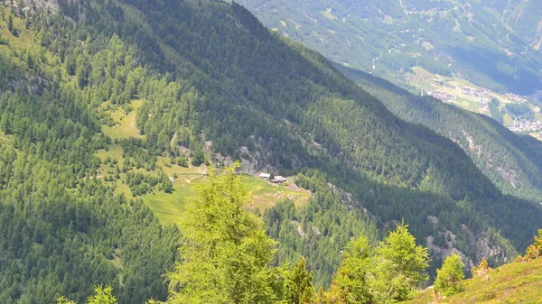 resimsi yeşil dağlık arazi manzarası