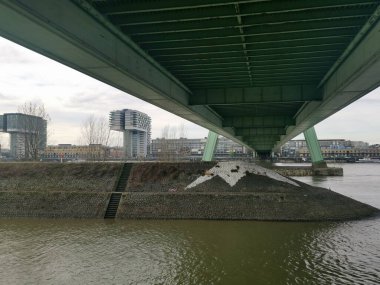 Ren 'in ortasında Köln' de sel