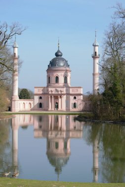 Schwetzingen 'de doğanın ortasında bir cami.