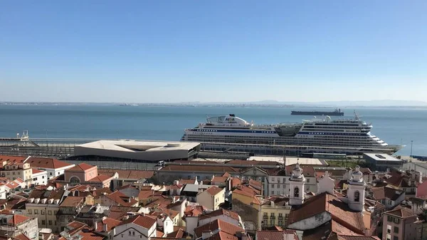 Deniz manzarası ve Akabe 'nin çatıları.