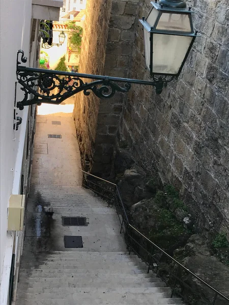 Une Rue Étroite Avec Beau Lampadaire Dans Capitale Portugaise Lisbonne — Photo