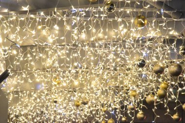 Parlak ışıklarla ve Noel toplarıyla Noel.