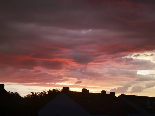 Закат Красноватыми Голубыми Облаками Центральной Европе — стоковое фото