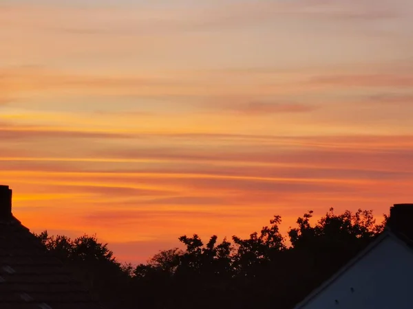 Закат Красноватыми Голубыми Облаками Центральной Европе — стоковое фото
