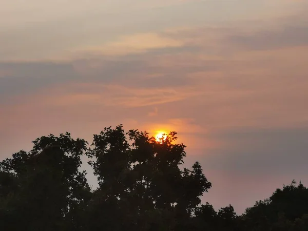 Puesta Sol Con Nubes Rojizas Azules Europa Central — Foto de Stock