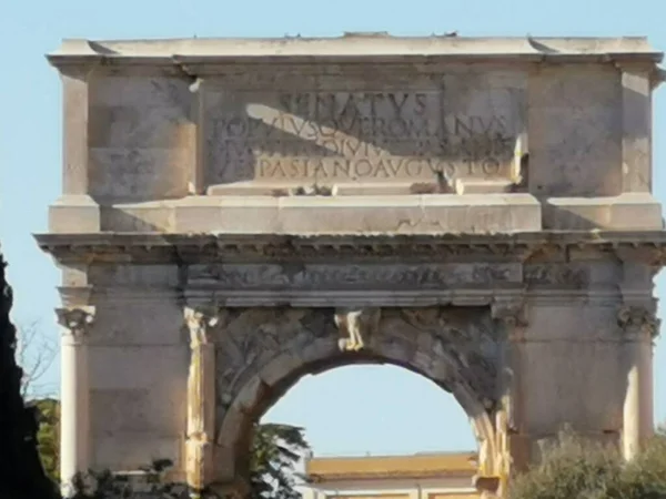 Diadalív Rómában Korlátozott Homlokzattal Szembeötlő — Stock Fotó