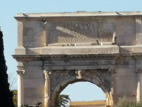 Łuk Triumfalny Rzymie Ograniczoną Fasadą Przyciągający Wzrok — Zdjęcie stockowe
