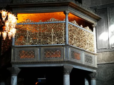 Sultanlar bile bu galeride başlarını yere koydular. Ayasofya İstanbul 'da 1000 yıllık Roma başkenti 600 yıllık Osmanlı başkenti